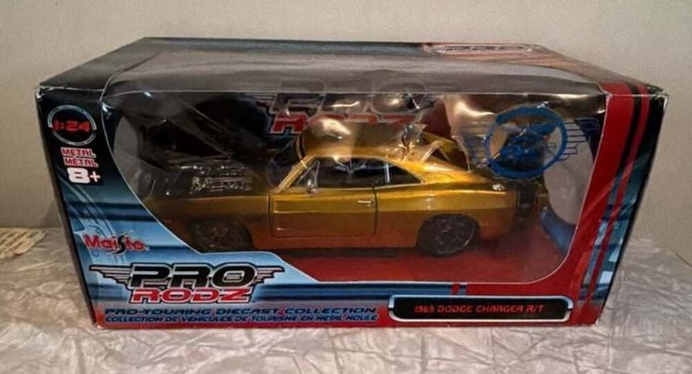 Maisto Pro Rodz 1969 Dodge Charger R/T 1:24 Gold Diecast Car